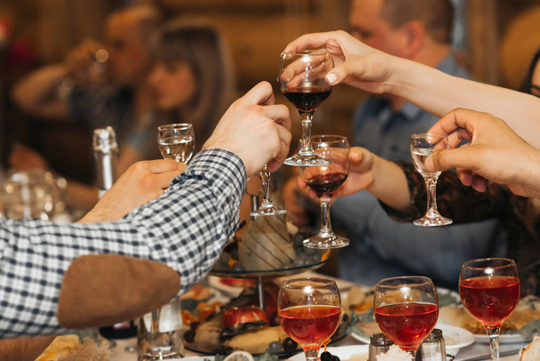 şarap ve tost kadehleri clinking arkadaş bir grup elleri - Fotoğraf, Görsel