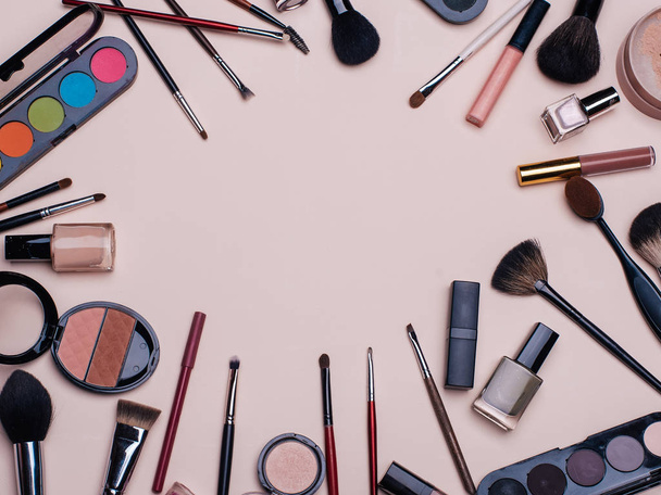 conjunto de cosméticos de belleza para la cara femenina y maquillaje de ojos sobre fondo rosa
 - Foto, Imagen