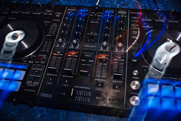 Painel de controlador DJ mixer para tocar música e festejar
 - Foto, Imagem