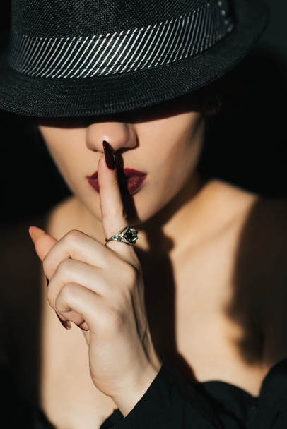 sensual portrait of young girl in black hat with red lipstick - Foto, Bild