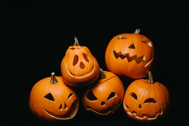 halloween composition with jack-o-lanterns pumpkins - Foto, afbeelding
