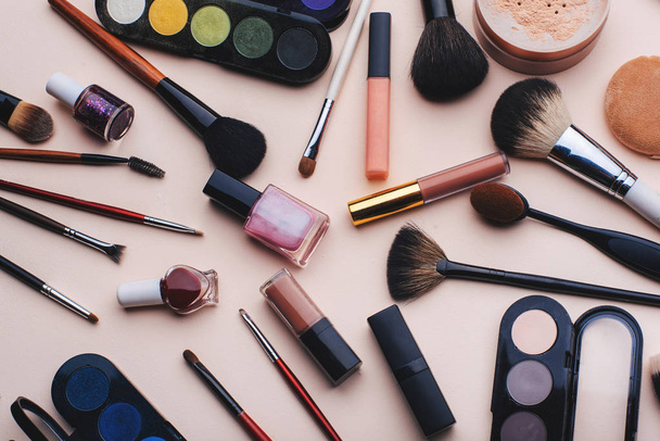 conjunto de cosméticos femeninos para el maquillaje de ojos, cuidado de la cara de la piel. Productos profesionales para la belleza sobre un fondo rosa
 - Foto, Imagen