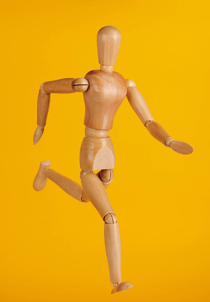 Correndo boneca de madeira
 - Foto, Imagem