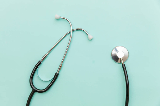 Lékařská technika stetoskop nebo fonendoskop izolovaná na módním pastelově modrém pozadí. Přístroj pro lékaře. Koncepce životního pojištění zdravotní péče - Fotografie, Obrázek