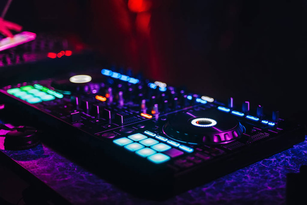 Panneau contrôleur DJ mixer pour musique électronique
 - Photo, image