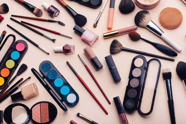 Professionele make-up, verzorging van gezicht en schoonheid instellen voor vrouwen. Borstels, oogschaduw, lippenstift, poeder, nagellak - Foto, afbeelding