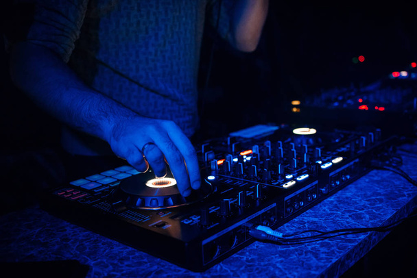 DJ odtwarza muzykę elektroniczną w klubie nocnym na imprezie - Zdjęcie, obraz