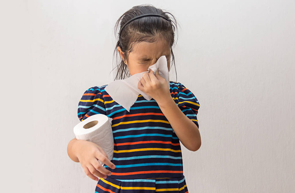 Ασιατικό κορίτσι άρρωστο με φτερνίζεται στη μύτη και κρύο βήχα στον ιστό p - Φωτογραφία, εικόνα