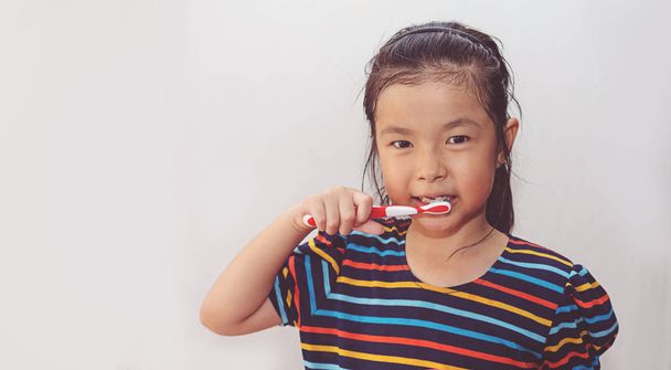 Petite asiatique mignonne fille brosse dents
 - Photo, image