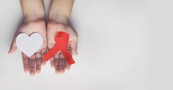 Kırmızı Aids farkındalık kurdelesi tutan çocuk elleri. Aids Farkındalık  - Fotoğraf, Görsel