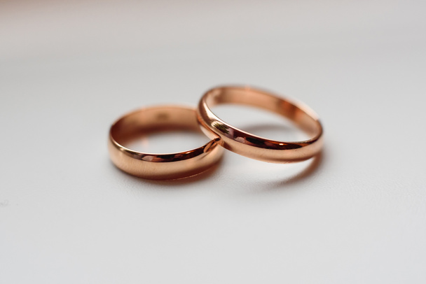 dois anéis de noivado de ouro casamento tradicionais close-up
 - Foto, Imagem