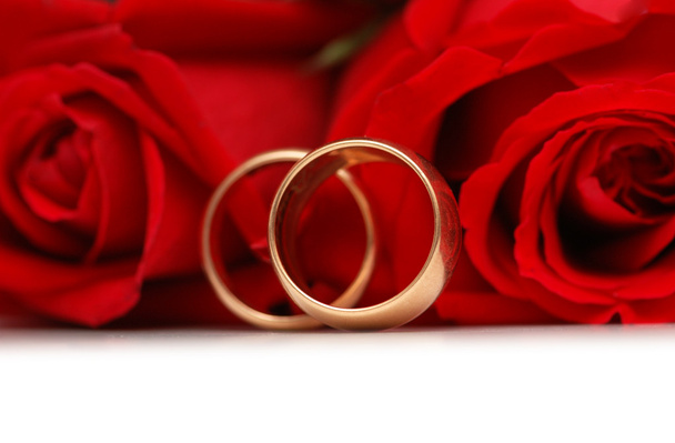 Red roses and rings isolated - Valokuva, kuva