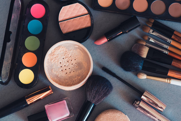 conjunto de cosméticos profesionales, herramientas para el maquillaje y el cuidado de la piel de la mujer. Productos de belleza
. - Foto, Imagen
