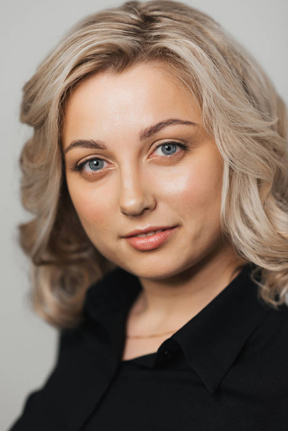 Portrét mladé kavkazských blondýnka s nahé líčení - Fotografie, Obrázek
