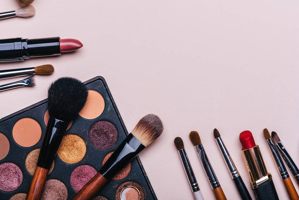 conjunto de cosméticos profissionais para maquiagem e cuidados com a pele e beleza feminina
 - Foto, Imagem