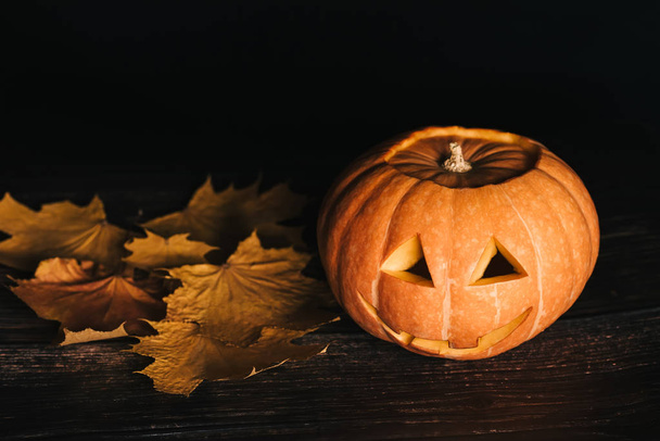 composición de Halloween con hojas de otoño
 - Foto, imagen