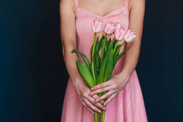 bouquet of pink tulips in the hands of a girl - Foto, Imagen