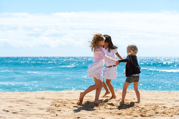 Enfants jouant jeu sur la plage
. - Photo, image