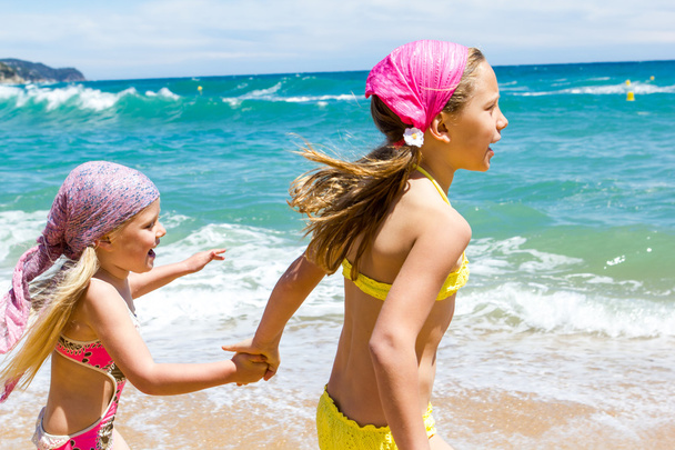 Κορίτσια που διασκεδάζουν στην παραλία. - Φωτογραφία, εικόνα