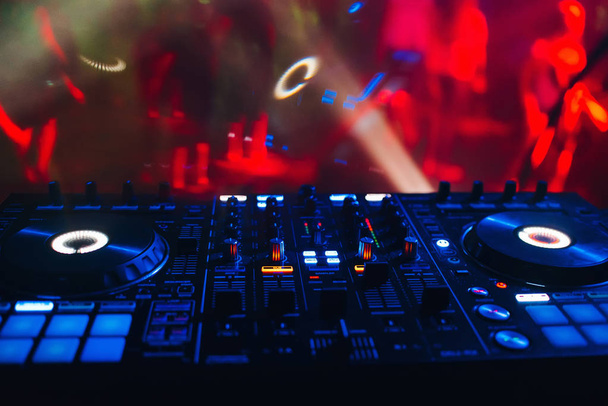 DJ mikseri musiikin ja äänen sekoittamiseen
 - Valokuva, kuva