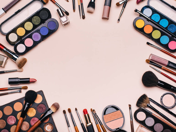 conjunto de cosméticos profesionales, productos de maquillaje y accesorios para la belleza de las mujeres. Cepillos, sombras, lápiz labial, polvo, rubor
 - Foto, Imagen