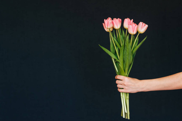 bouquet of pink tulips in the girl's hand - Foto, immagini