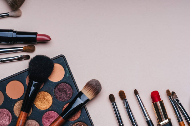 conjunto de cosméticos profissionais para maquiagem e cuidados com a pele e beleza feminina
 - Foto, Imagem