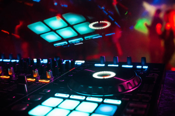 Contrôleur DJ mixer pour mixer de la musique dans une boîte de nuit
 - Photo, image