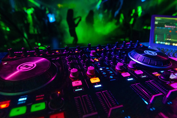mixer de música DJ controller Board para mistura profissional de música eletrônica
 - Foto, Imagem