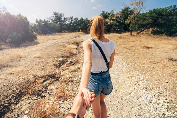 girlfriend is the hand of her boyfriend in a Hiking trip - Foto, Imagem