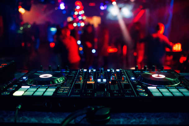 DJ πλακέτα ελεγκτή μίξερ για την ανάμειξη μουσικής σε ένα νυχτερινό κέντρο διασκέδασης - Φωτογραφία, εικόνα