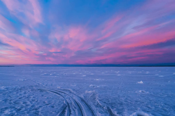 krajina s purpurovým modrým západem slunce na zimních večerech nad řekou - Fotografie, Obrázek