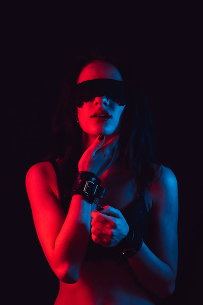сексуальная красивая девушка в наручниках и с завязанными глазами
 - Фото, изображение