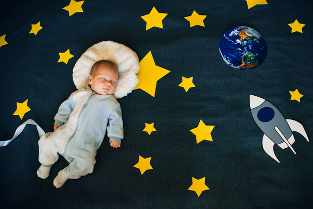bebé sueño de un astronauta en el espacio con estrellas
 - Foto, imagen