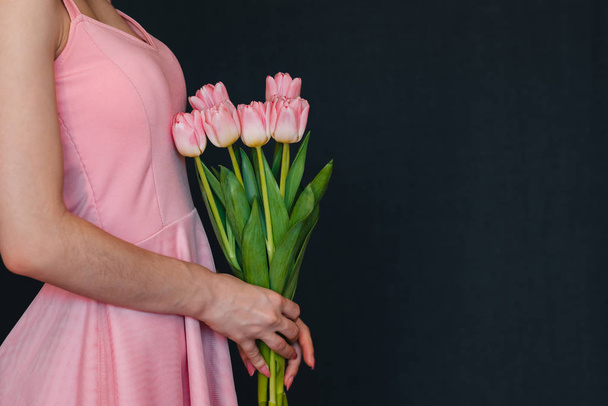 kytice růžových tulipány v rukou žen - Fotografie, Obrázek