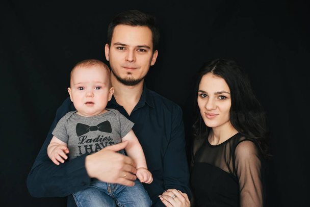 Mladí rodiče kavkazských drží chlapečka. Šťastná maminka, Tatínek a syn - Fotografie, Obrázek