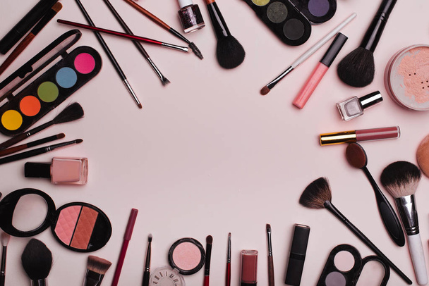 professionele make-up en gezichtsverzorging ingesteld op roze achtergrond - Foto, afbeelding