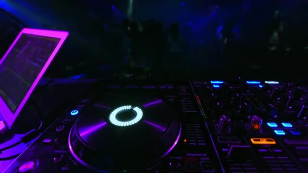 Muzyka profesjonalny mikser DJ w klubie nocnym na imprezie - Materiał filmowy, wideo