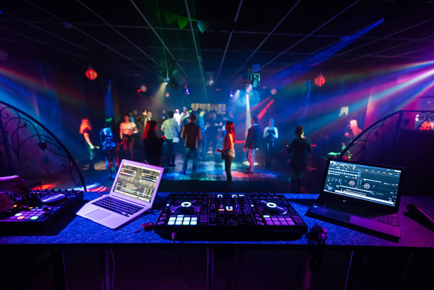 table de mixage DJ controller Table de mixage professionnel de musique électronique
 - Photo, image