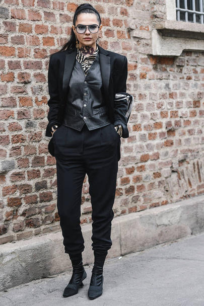 Мілан, Італія-23 лютого 2019: вуличний стиль вплив Доіна Чобану після показу мод під час тижня моди в Мілані-Mfwfw19 - Фото, зображення