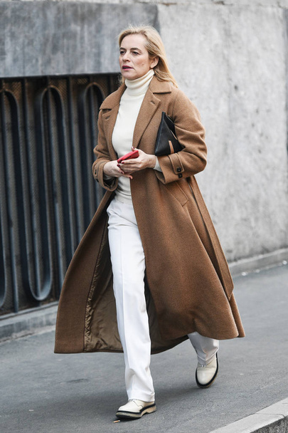 Milan, Italy - February 24, 2019: Street style outfit before a fashion show during Milan Fashion Week MFWFW19 - Foto, Imagen