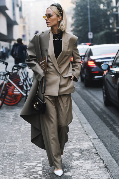 Milão, Itália - 21 de fevereiro de 2019: Mulher de estilo de rua vestindo Balenciaga após um desfile de moda durante a Milan Fashion Week - MFWFW19
 - Foto, Imagem