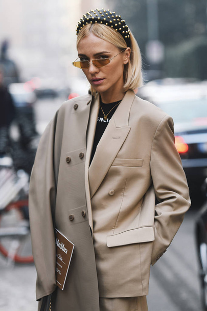 Milan, Italië-21 februari 2019: Streetstyle vrouw die Balenciaga draagt na een modeshow tijdens de Milan Fashion week-Mfwfw19 - Foto, afbeelding