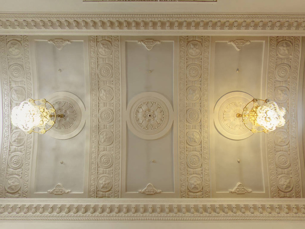 Soffitto con lampadari della sala banchetti. Un edificio in stile classico
 - Foto, immagini