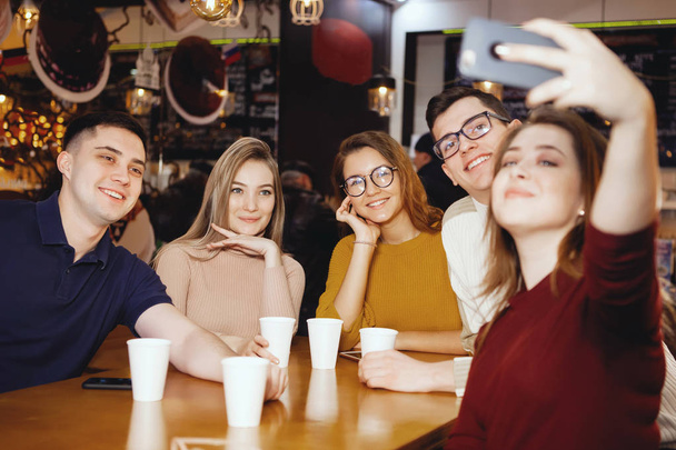 Pět mladých hezkého studenta sedícího v kavárně. - Fotografie, Obrázek
