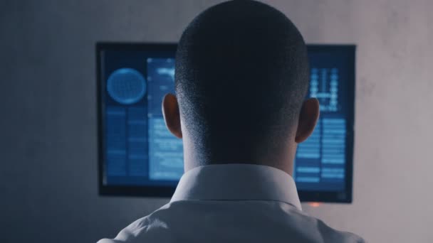 Rückansicht eines Programmierers im weißen Hemd, der am Computer im Rechenzentrum arbeitet - Filmmaterial, Video