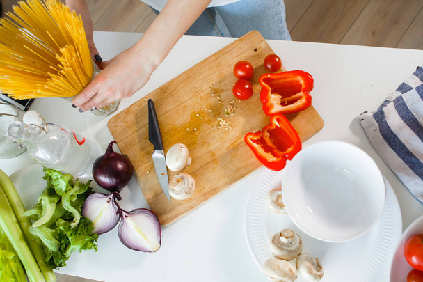 Frau schneidet Gemüse in der Küche. - Foto, Bild
