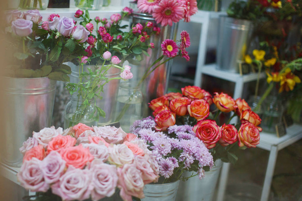 ショーケースフラワーショップ。バラ、菊、ガーベラの花束 - 写真・画像