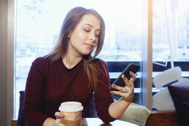 Портрет красивой молодой женщины, использующей свой цифровой планшет в ок
 - Фото, изображение