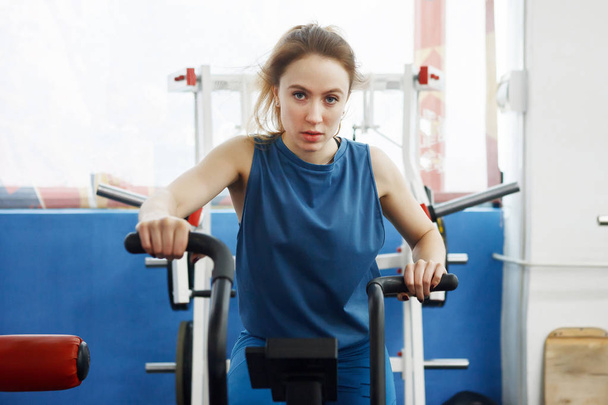 Mladá atletická žena dostává fyzický trénink. - Fotografie, Obrázek